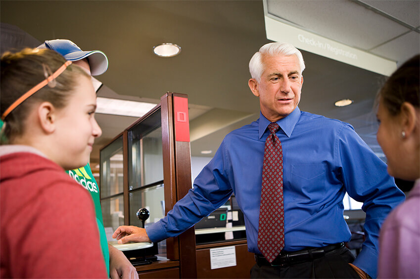 Dave Reichert speaking with restaurant employees