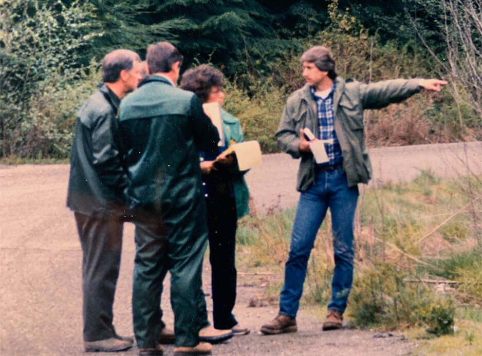 Dave Reichert with three others doing an investigation standing in the road